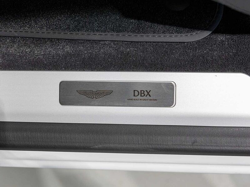 Aston Martin DBX 707
